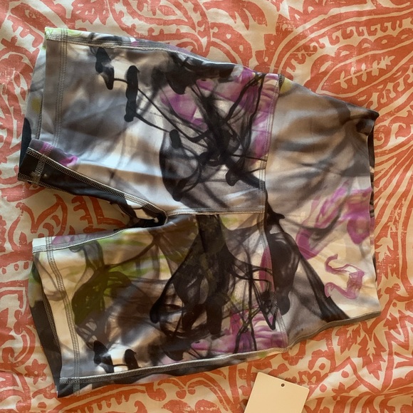 Lululemon Align Shorts 6” size 2 - Picture 5 of 6